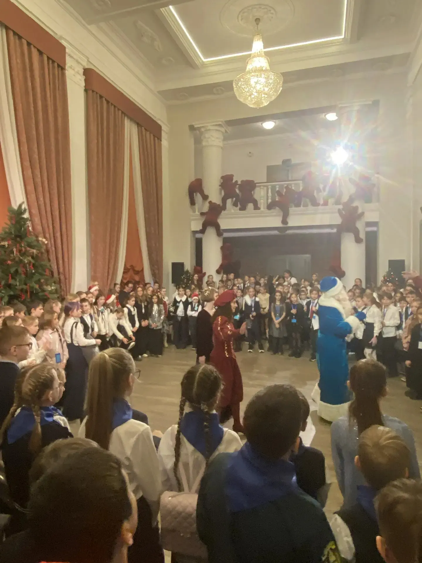 В Красноярске вспыхнуло настоящее волшебство новогодних ёлок главы города, и ученики нашей школы №14