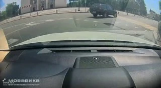 Вчера возле Драмтеатра в Мариуполе произошло ДТП, которое попало на видео.