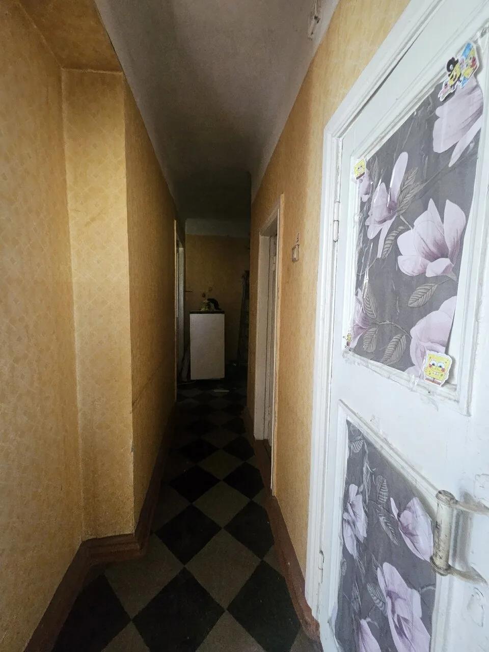 Продам 2-комнатную квартиру под ремонт в центре Горловки
