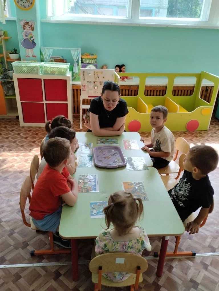 Во время прохождения практики,студент пед.колледжа,провела  с детьми младшей группы  ди...