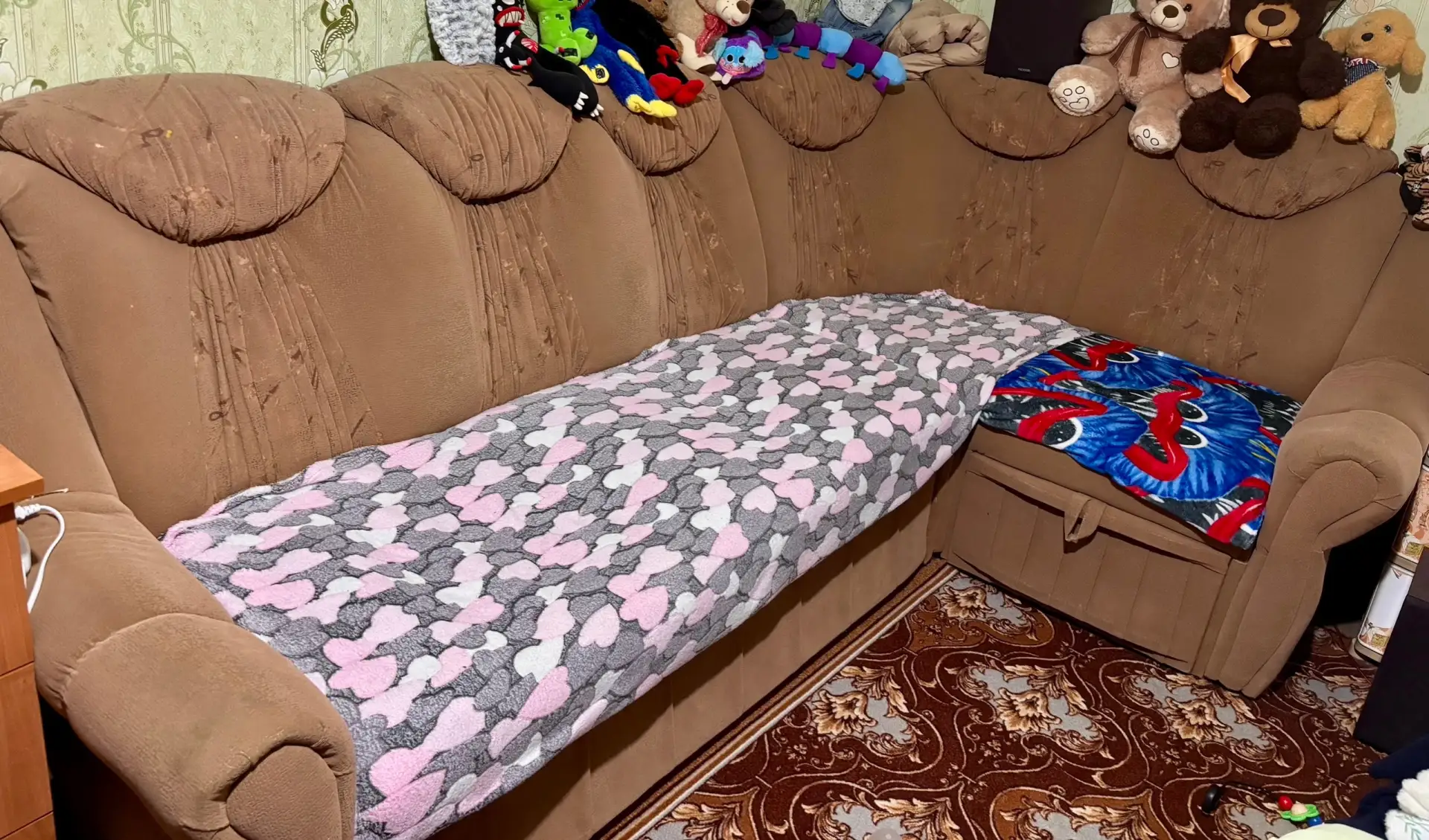Отдам бесплатно угловой диван. Самовывоз. Ленино. +79785512207.