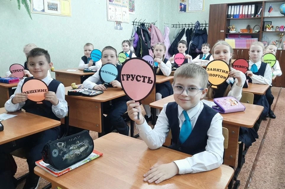 Начало новой недели было отмечено торжественным поднятием Государственного флага Российской Федераци
