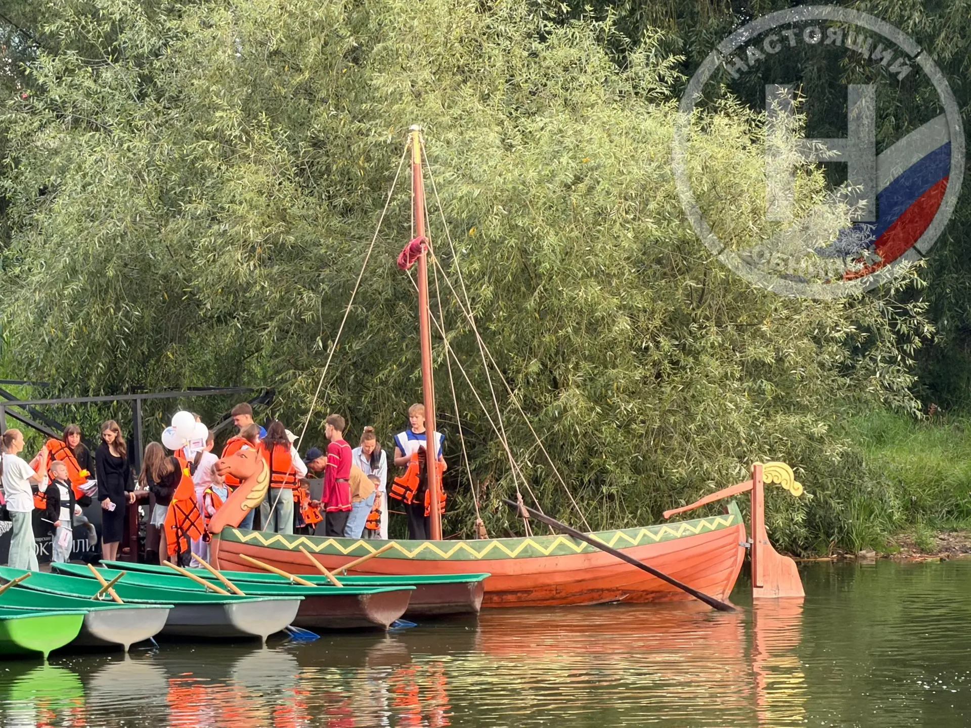 🛶 По Белкинскому пруду прямо сейчас курсирует настоящий баркас викингов!