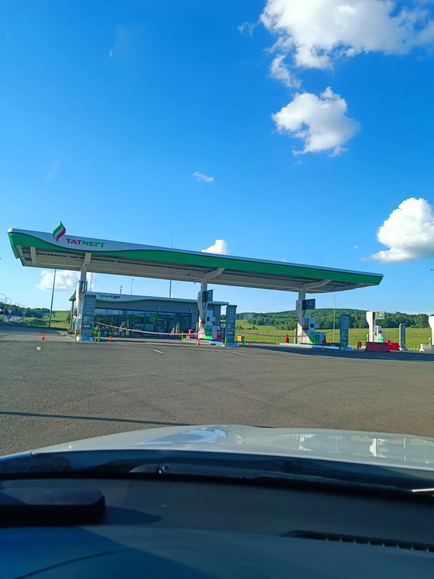 Скажите по дороге в Уфу заправки работают😭