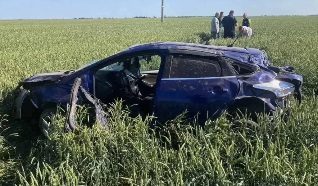 В Ростовской области на трассе «Котельниково Песчанокопское» перевернулся Ford Focus.

В результате 