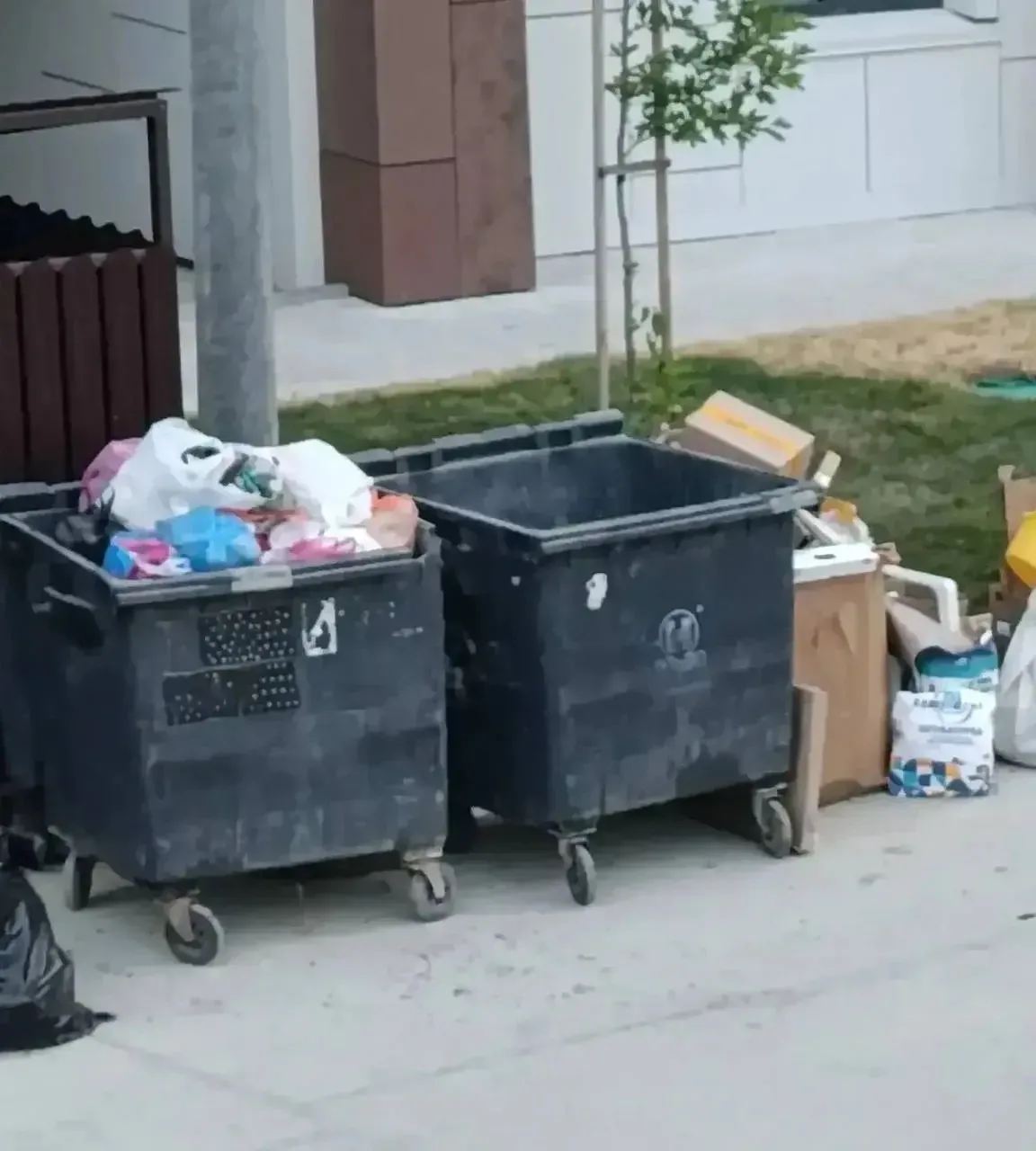 В Анапе и Витязево снова жалуются на мусор. И это уже не «одна урна переполнилась», а в...
