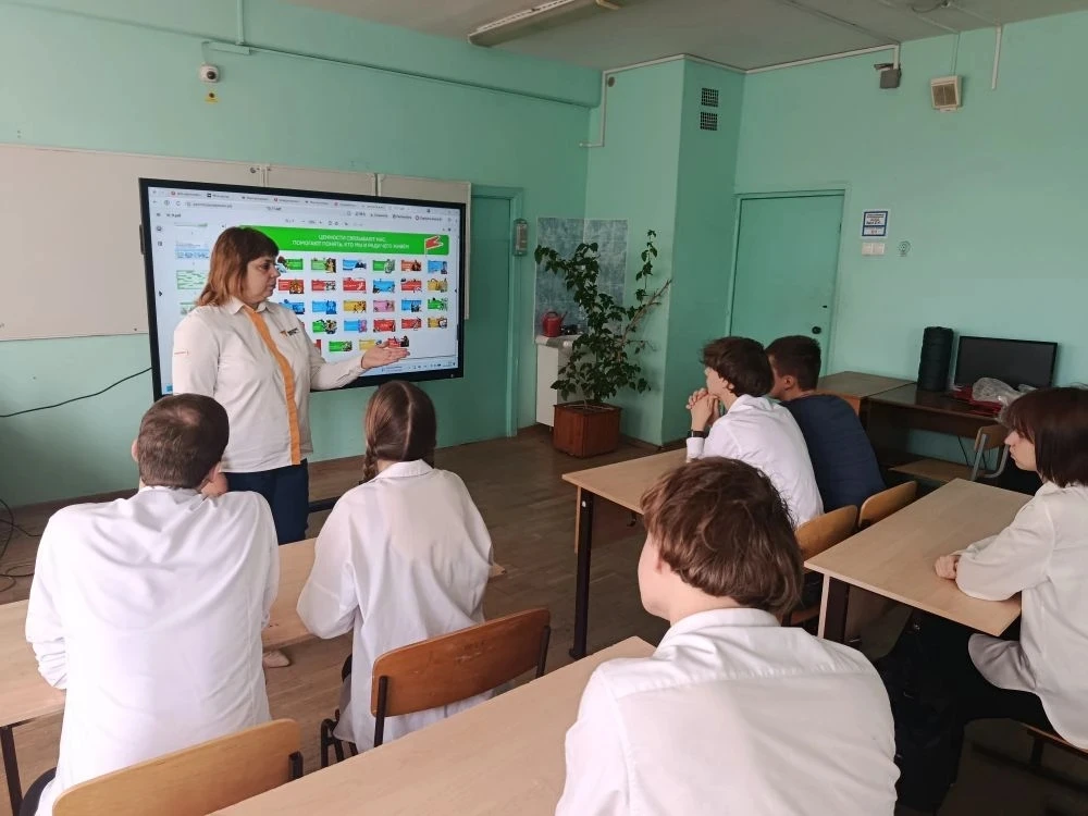 Разговоры о важном: ценности, которые нас объединяют 🇷🇺    Сегодня, 18 мая, в нашей школе прошло ито
