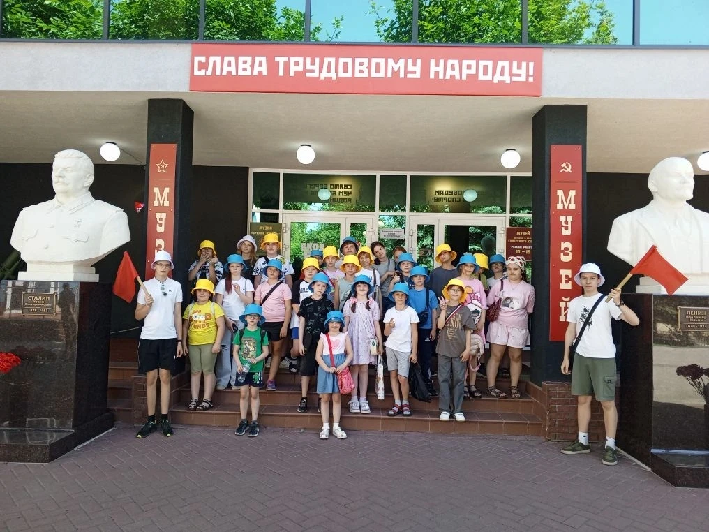 🔥 Долгожданный день настал! Сегодняшняя программа в лагере была просто огонь! 🔥

Младшие отряды со