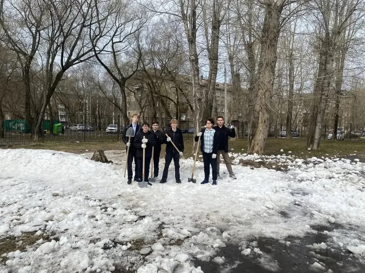 🌳 Сегодня ученики нашей школы приняли активное участие в субботнике! Ребята дружно навели порядок на
