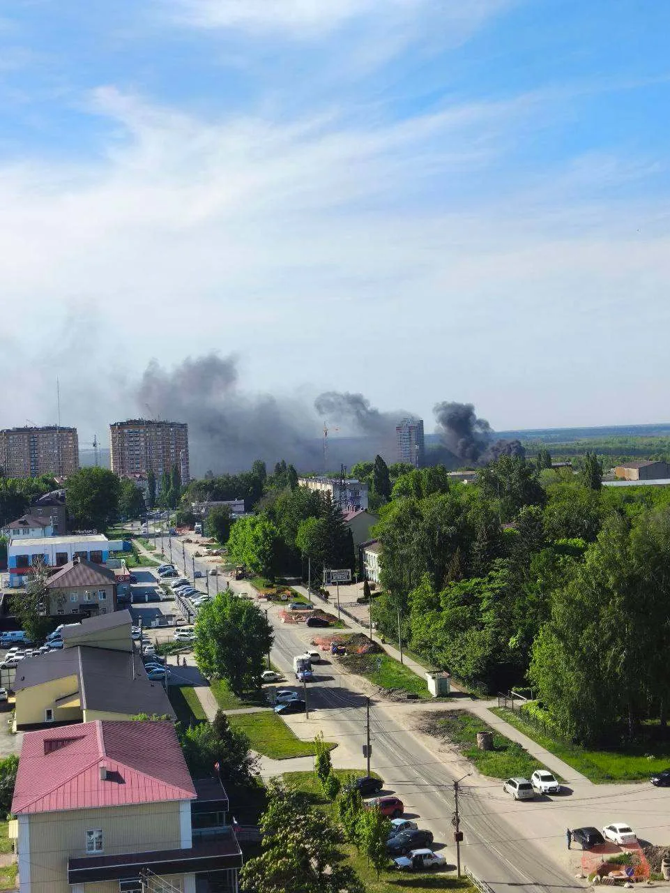 ⚡️ Чёрный дым накрыл район Опытной в Липецке.  По словам очевидцев, рядом с гаражным кооперативом за