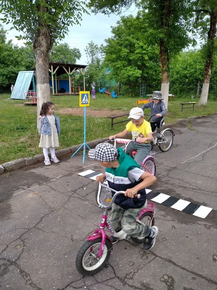 Нас солнца луч смешит и дразнит,
Нам нынче весело с утра;
Лето  нам дарит звонкий праздник,
И главны