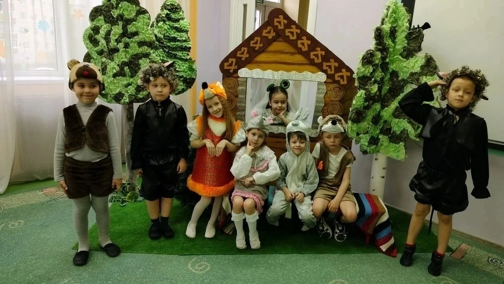 Подготовительная группа "Совушка" показала театрализованное представление "Дорога к теремку".Ребятам