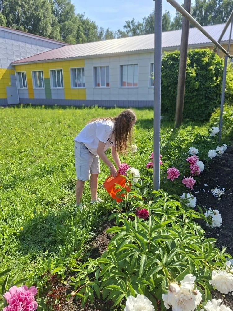 Утро в нашем лагере труда и отдыха началось с музыкальной зарядки. Под энергичные треки мы проснулис