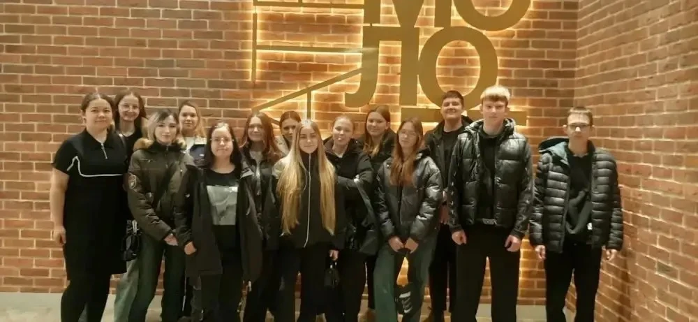 Учащиеся 10 класса посетили Приморский театр молодежи 🎭 и посмотрели пронзительный спектакль «Связи»