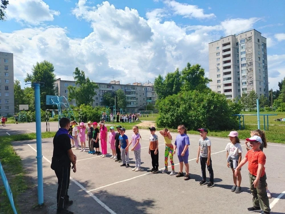 День 8.
Сегодня день лагеря "Дети Земли" начался традиционно с линейки. На ней дети узнали,что их жд