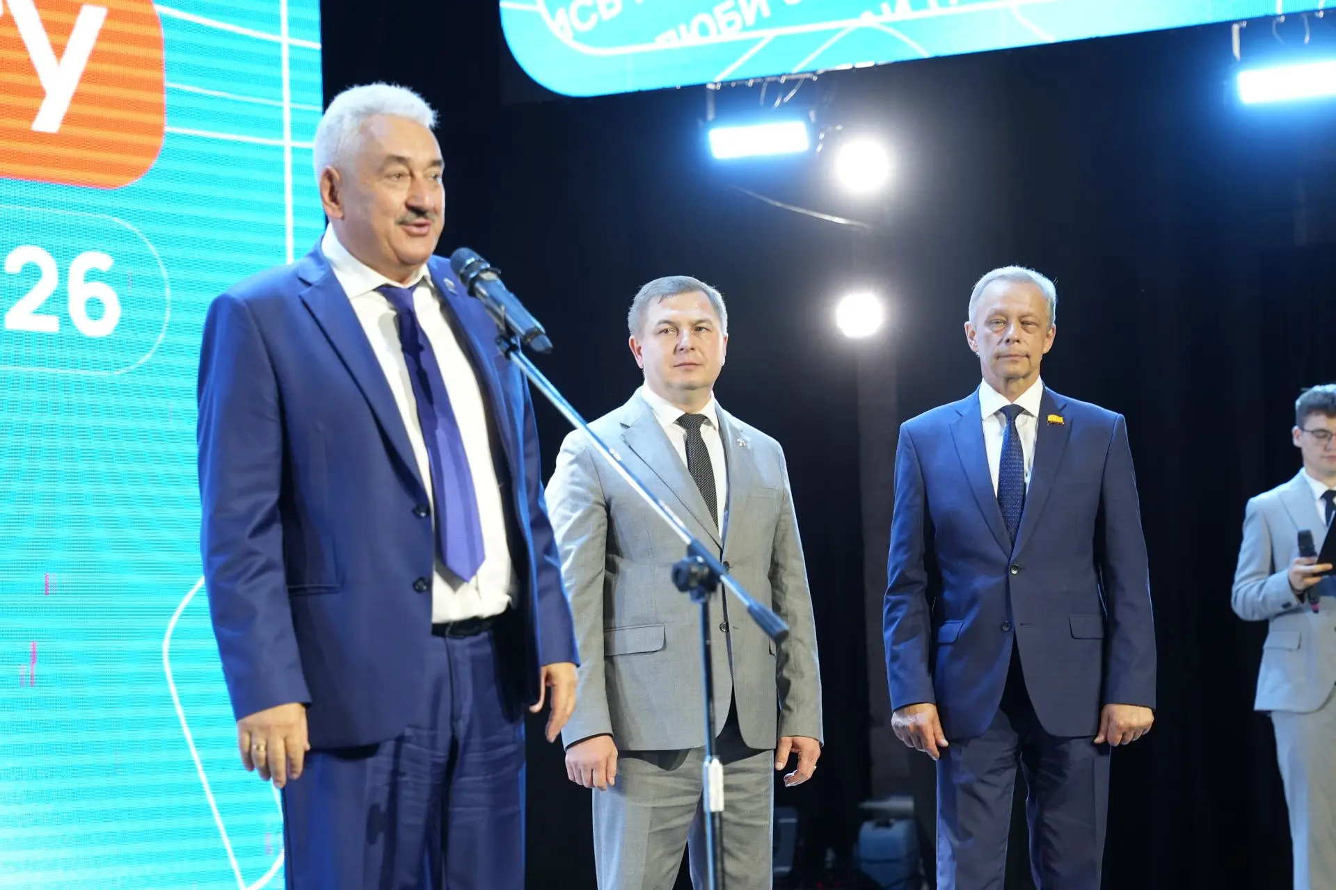 Вместе с ректором ЧГУ, депутатом Госсовета Чувашии Андреем Александровым, вице-премьером Владимиром 