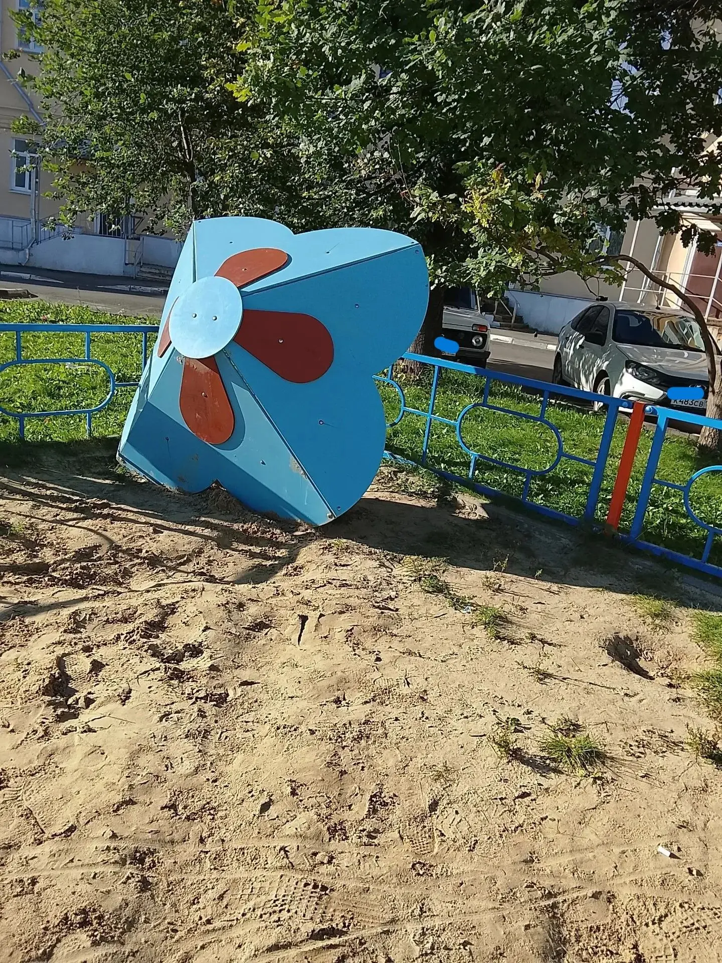 ДВОРОВОЙ ВАНДАЛИЗМ НЕ СДАЕТСЯ