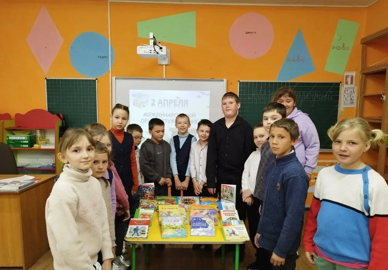 В 1-4 классах прошел библиотечный урок, посвященный международному дню детской книги, к...