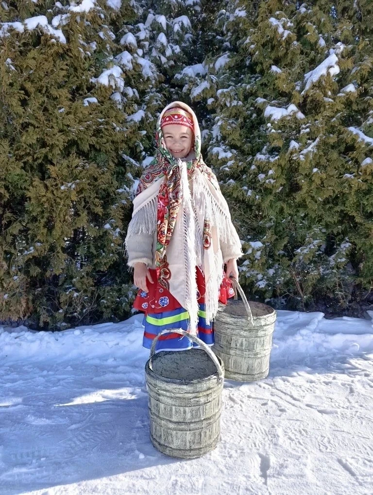 🔥Участник Фестиваля родного языка: Анна Трифан из 1а  ✨Номинация: национальный костюм.  ✔️Голосуем✔️