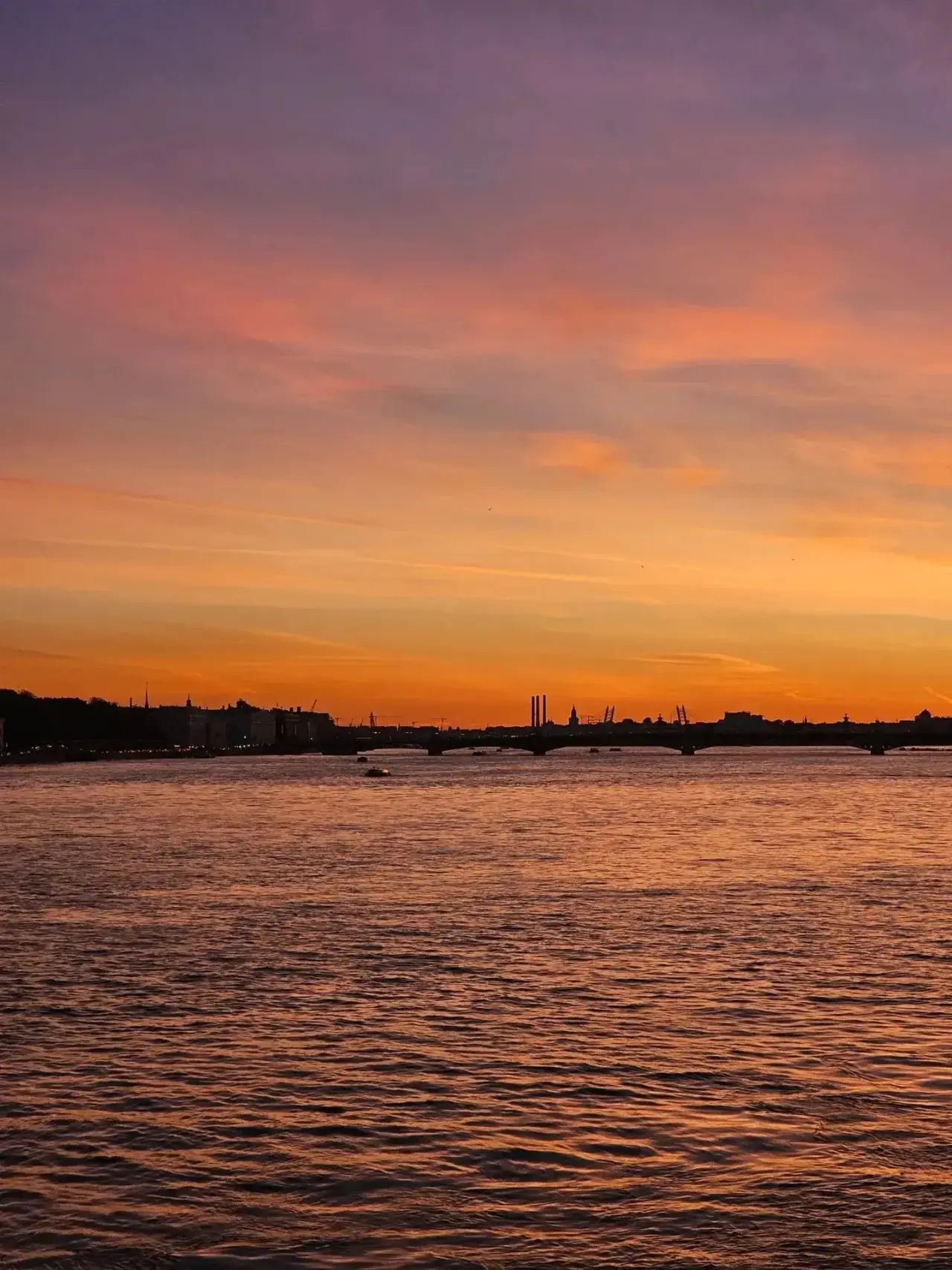 🌇 Петербург утонул сегодня в красках огненного заката