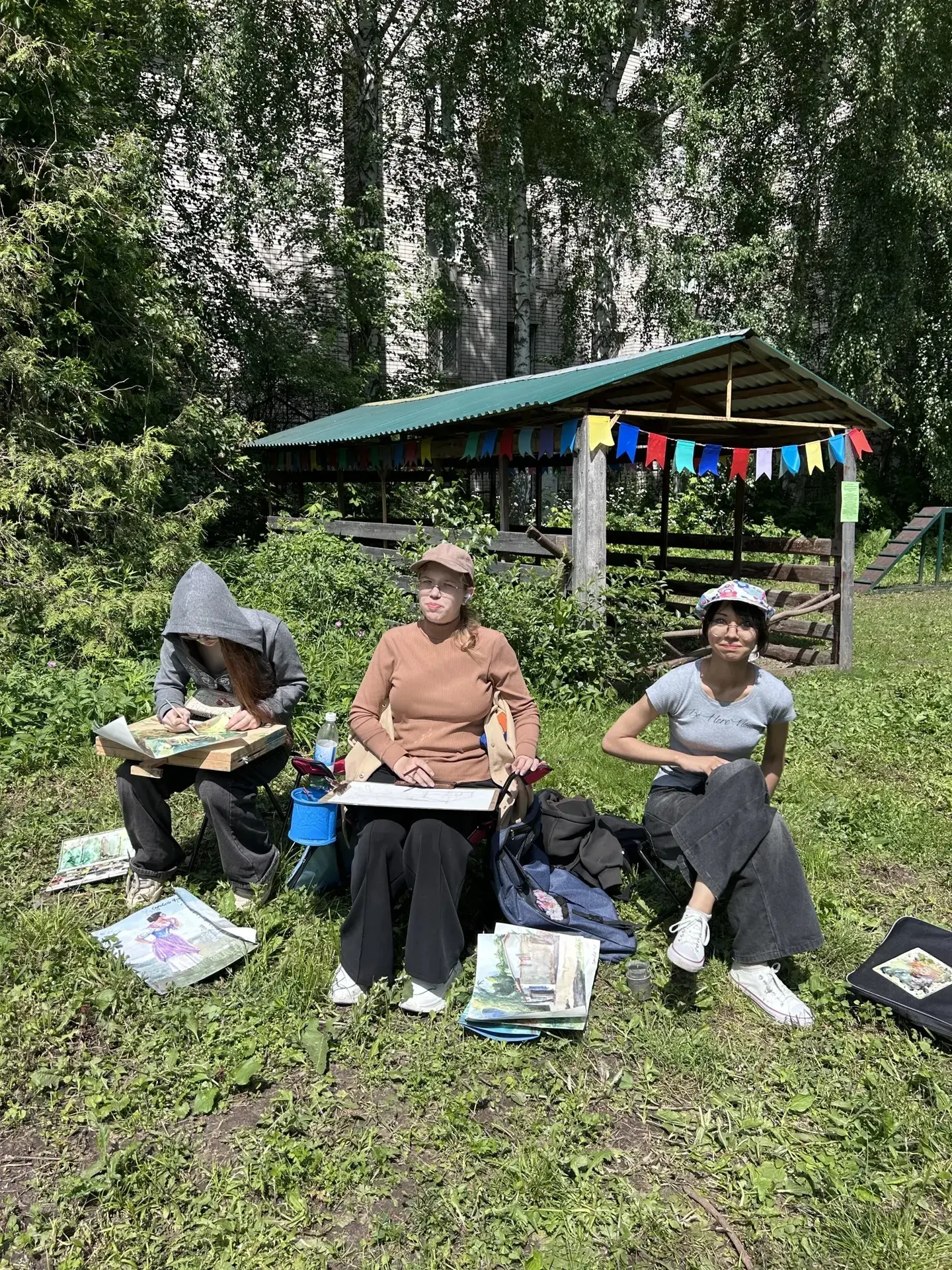Ученики 4-х классов так же проходили пленэр в Детском эколого-биологическом центре☺️

На его террито
