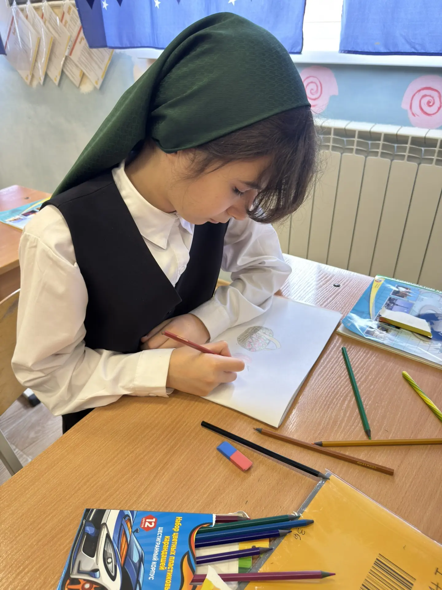 🎨 Творчество в деталях: урок ИЗО! 🍎🍇