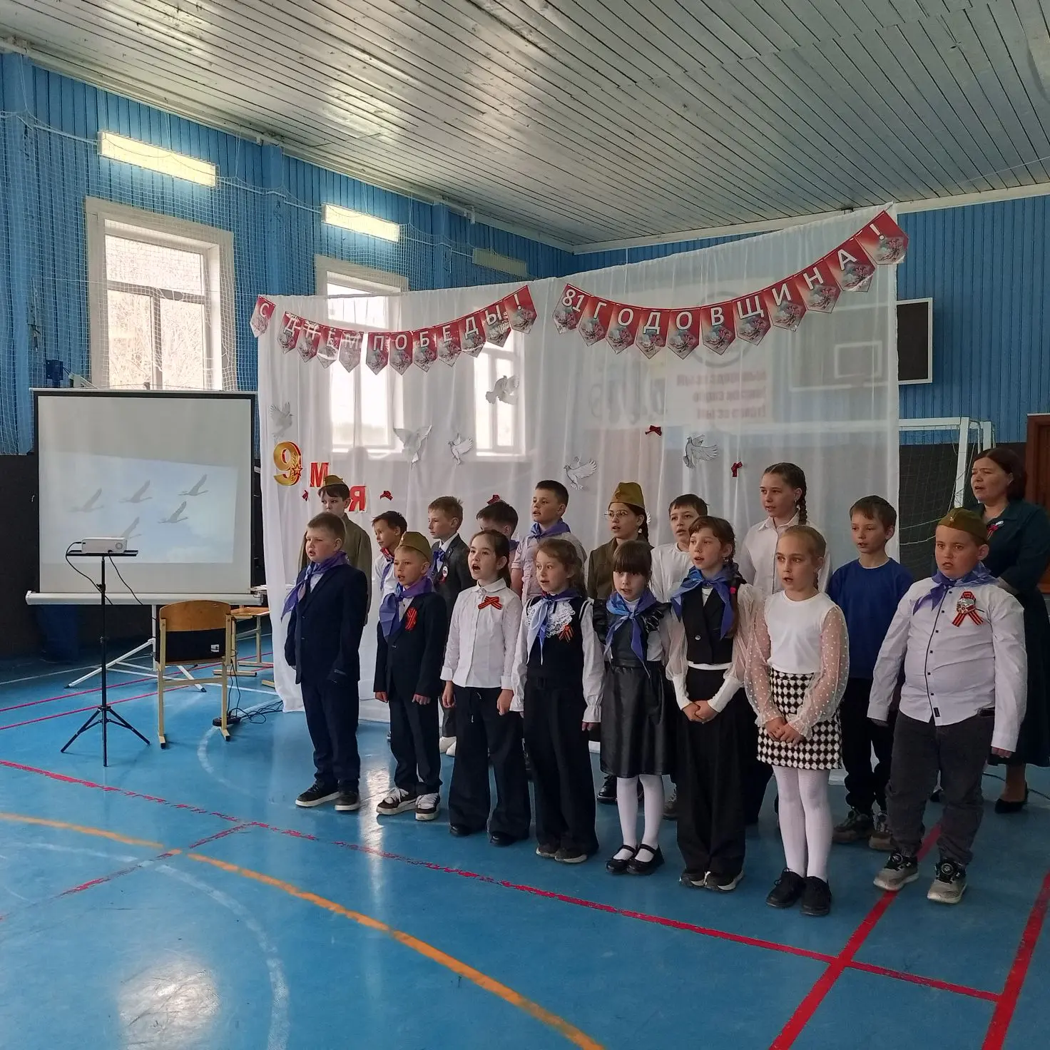 🕊️В преддверии 9 мая в нашей школе прошла концертная программа «Вечно живые», посвящён...