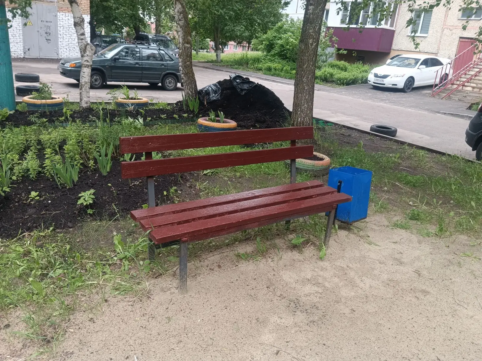 Специалисты привели в порядок придомовые территории: выполнили покос газонов, завезли с...
