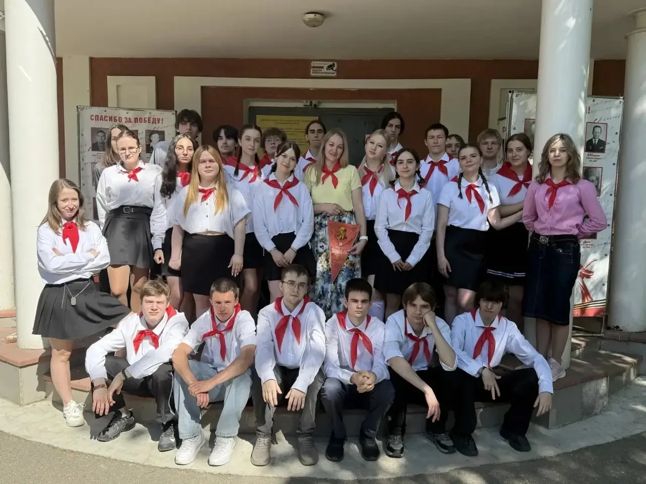 🥁 «Будь готов!»: как выпускники 11 Б класса на один день превратились в пионеров.  🫡 В нашем Центре 