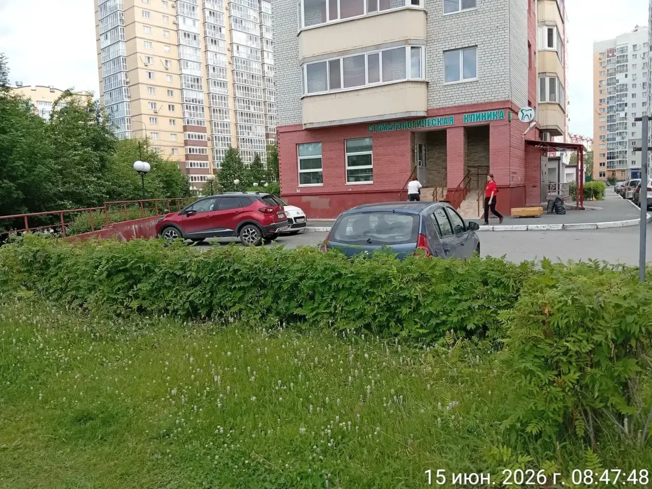 🗓️15.06.2026

✅Зелёная забота: работники УК выполнили плановую подрезку кустарников.
Все растительн