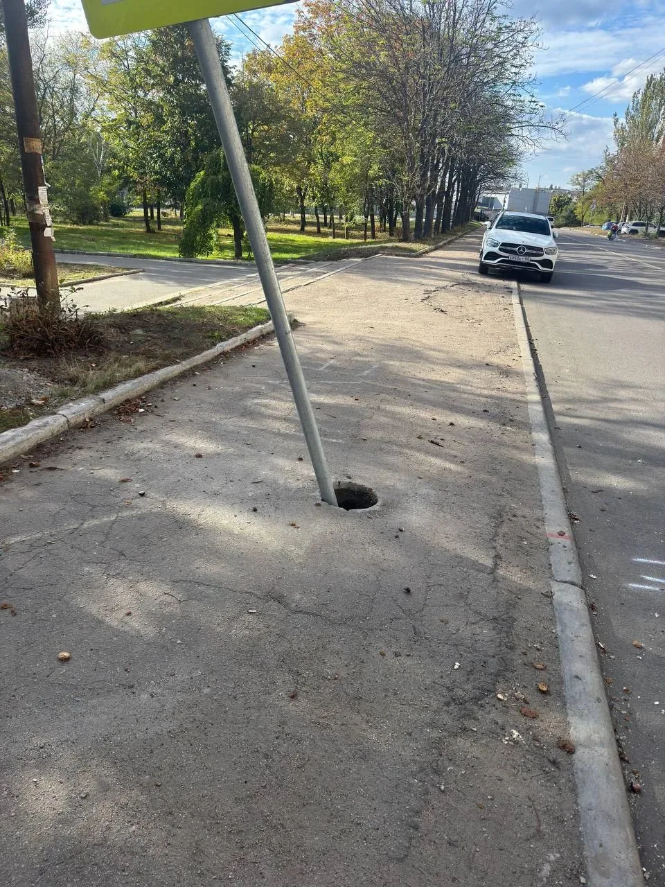 Новый дорожный знак прямо посреди тротуара