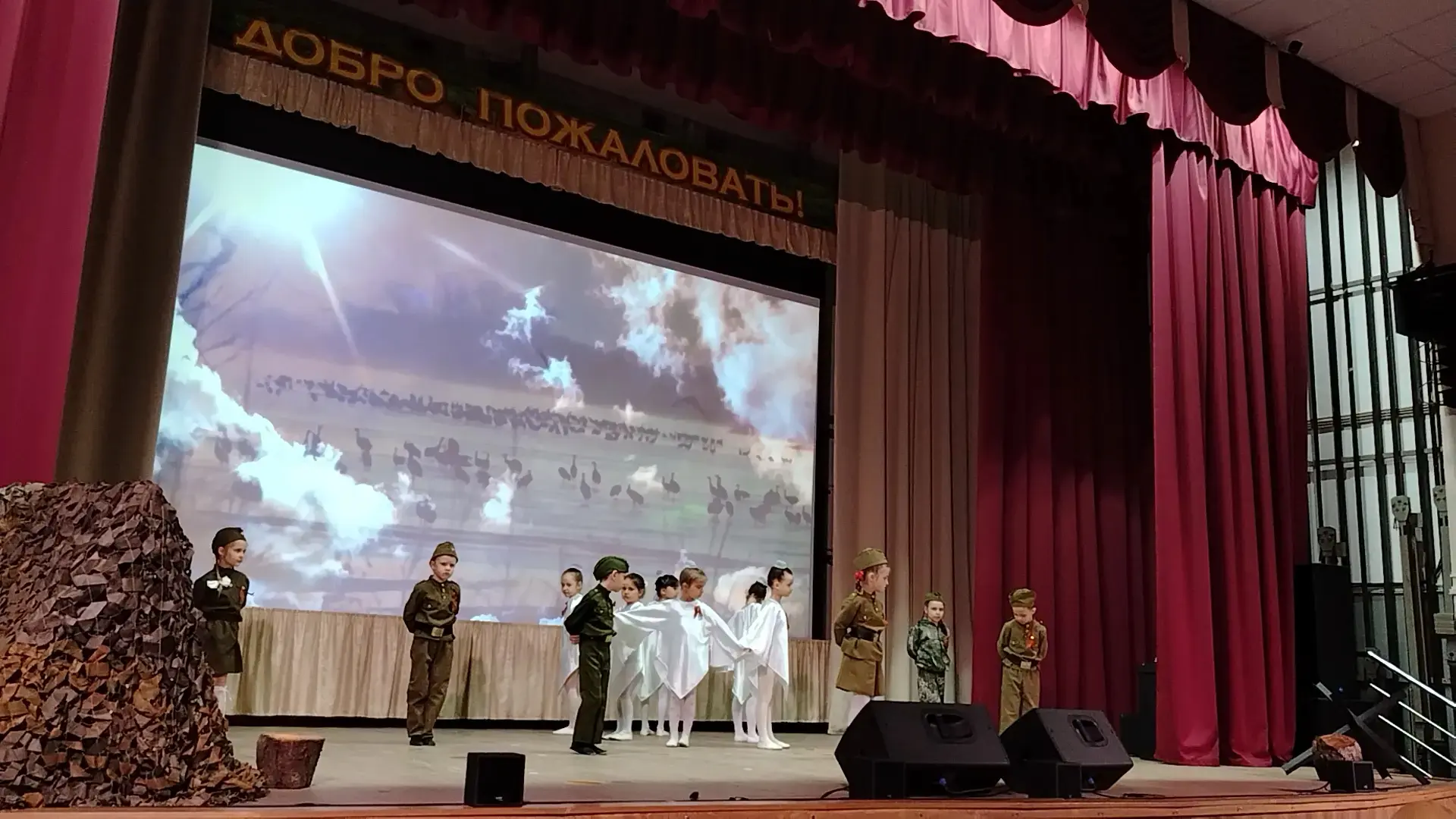 Ребята подготовительной группы «Дружная семейка», приняли участие в праздничном концерт...