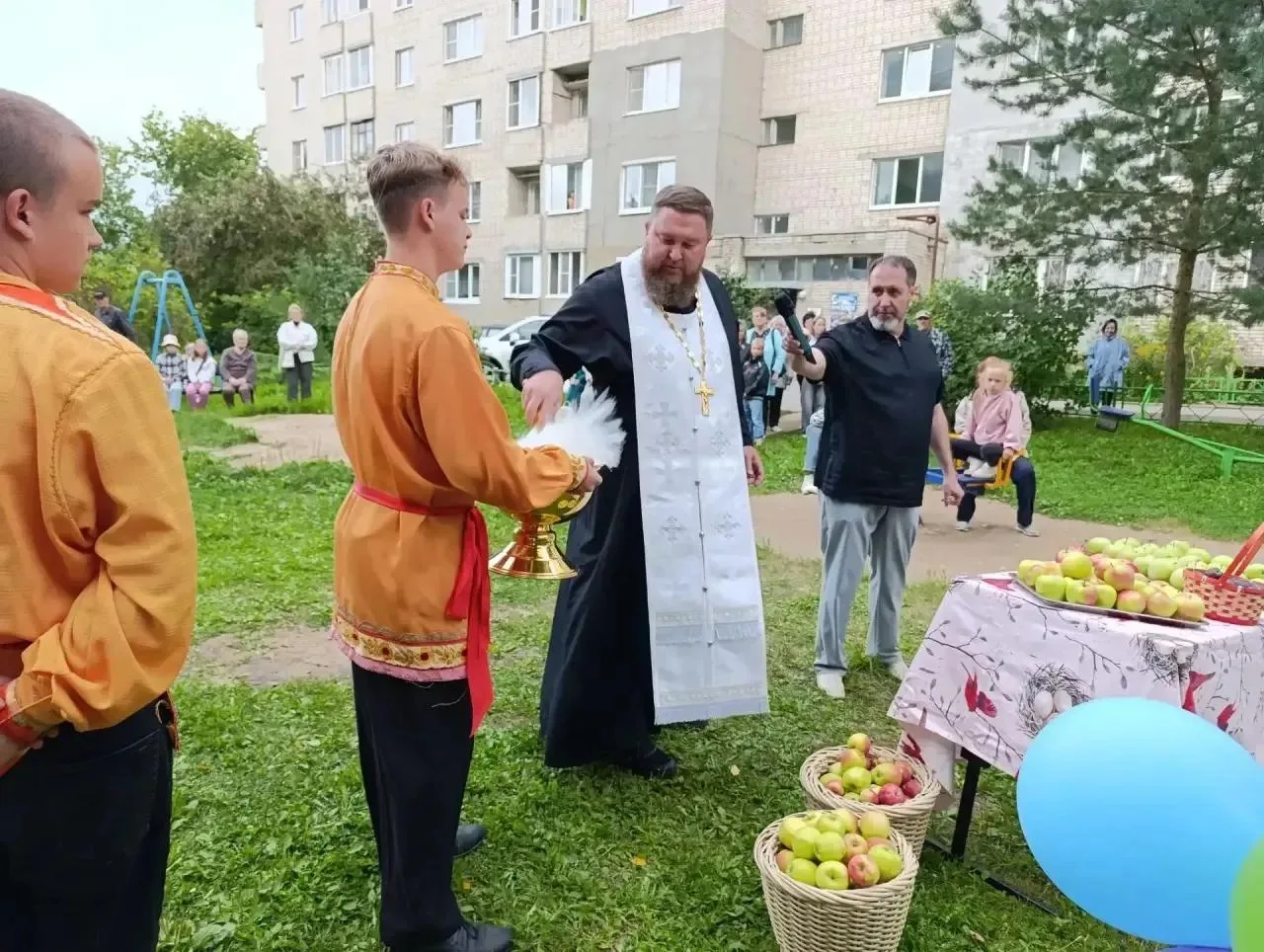 Вчера жители дома № 3Б по улице Тракторной отметили Яблочный Спас во дворе своего дома....