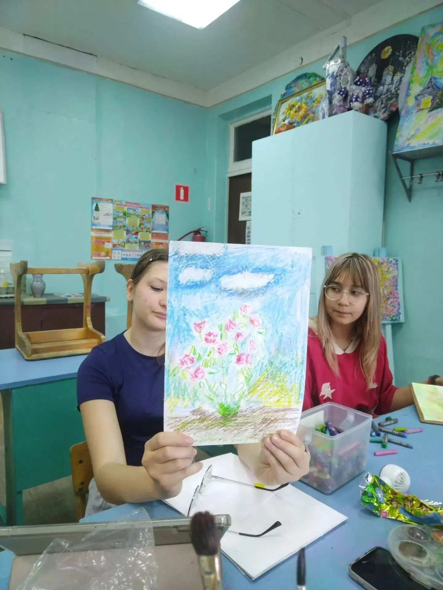 🌳 Творческая прогулка на природе с нашими юными художниками!
Сегодня педагог Татьяна Николаевна Гор