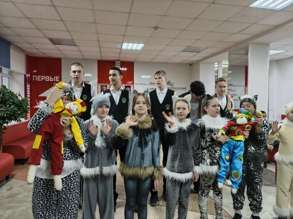 ✨ 27 марта — День театра! ✨  С самого утра в холле лицея царила настоящая творческая атмосфера! 🎭 Вс