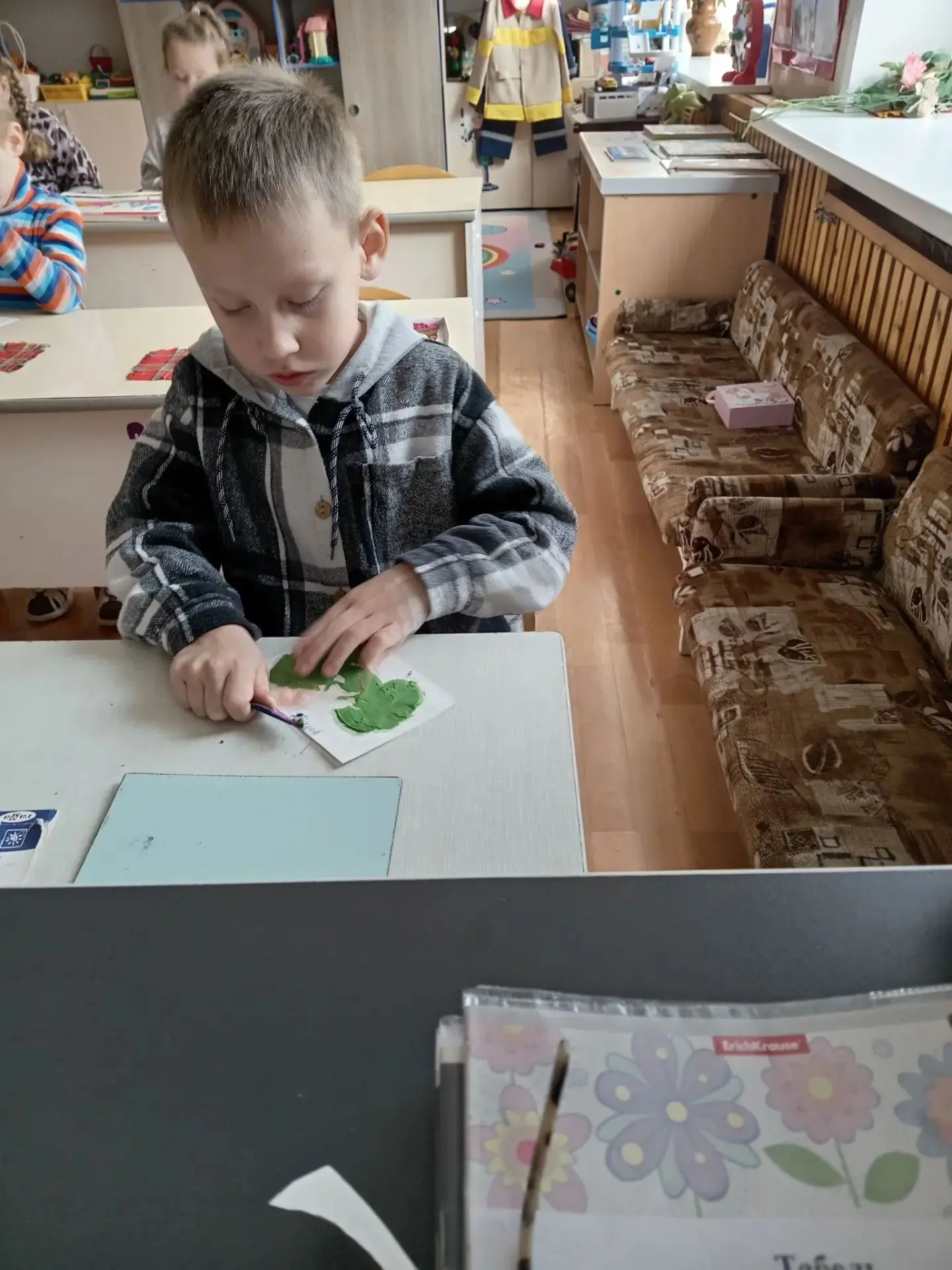 Лепка в подготовительной логопедической группе. Тема :"Украсим платье". Продолжали знак...