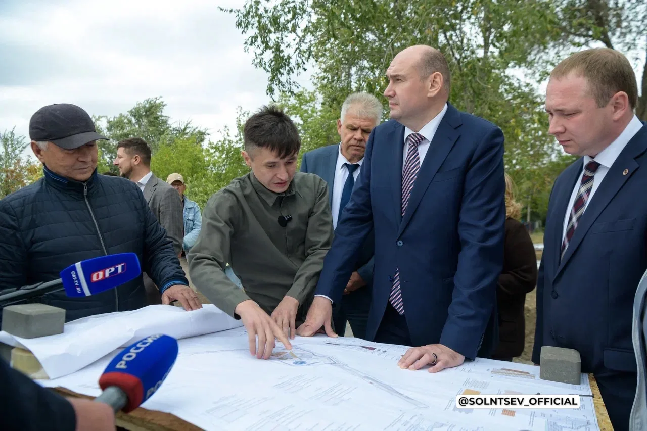 В рамках рабочей поездки посетил несколько строительных площадок в Новотроицке.