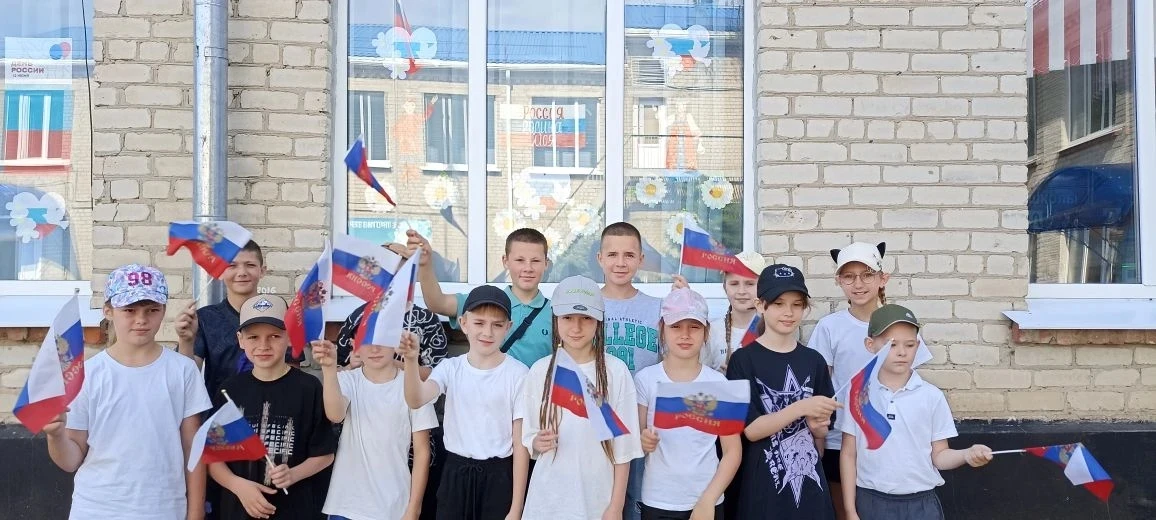 В честь Дня России в МАОУ СОШ № 10 прошли захватывающие спортивные состязания, которые объединили уч