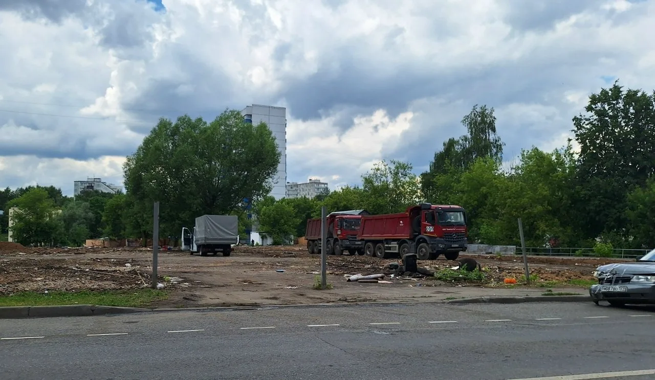 🚜 С площадки, на которой раньше располагались гаражи, наконец полностью убрали накопив...