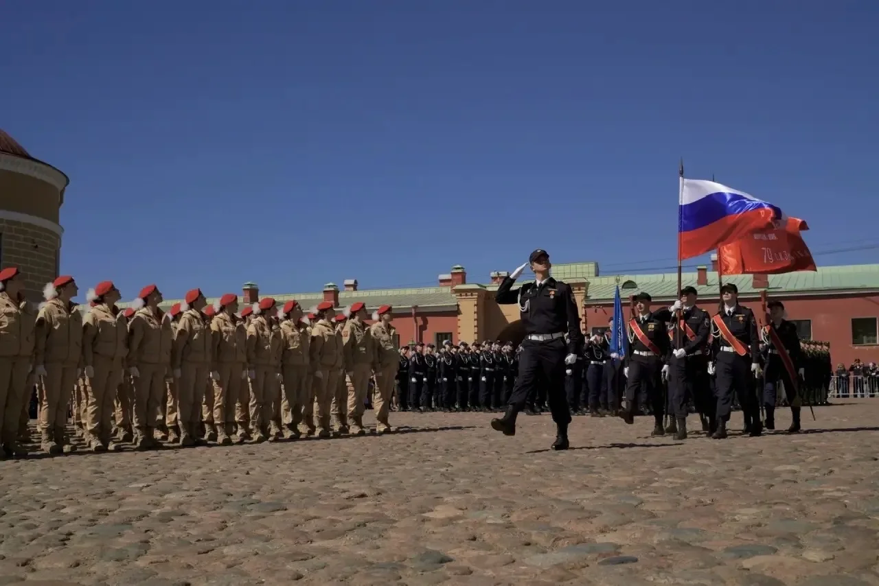 СКВОЗЬ ДЕСЯТИЛЕТИЯ - ВЕРНЫ ПОБЕДЕ  Три поколения. Одна история. Одна Победа🇷🇺.  🗓️ 8 мая наши 🧑🏻‍🎓 👩