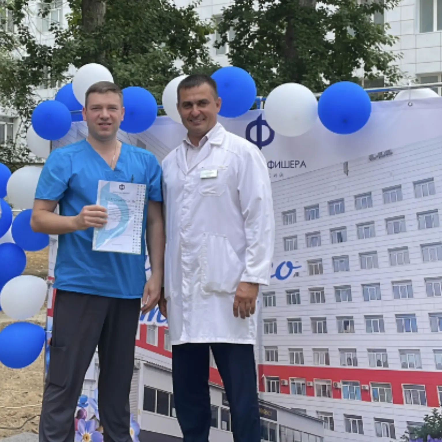 🔥 В День медицинского работника главный врач Больницы Фишера Константин Позднышев отметил ведущих с