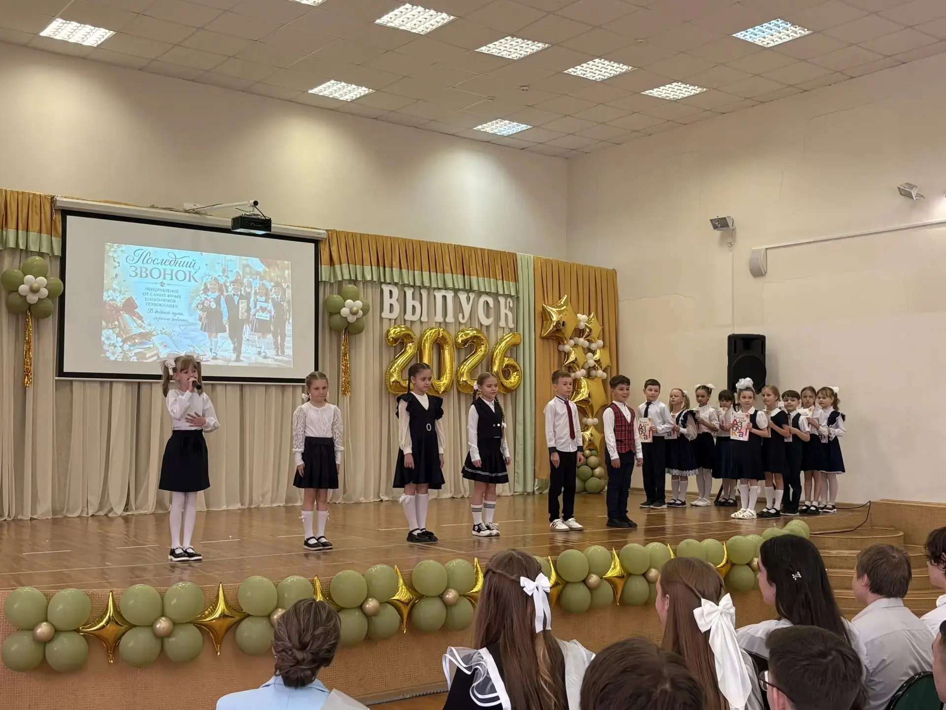 Сегодня в нашей школе прошел торжественный, но в то же время грустный праздник - Последний звонок дл