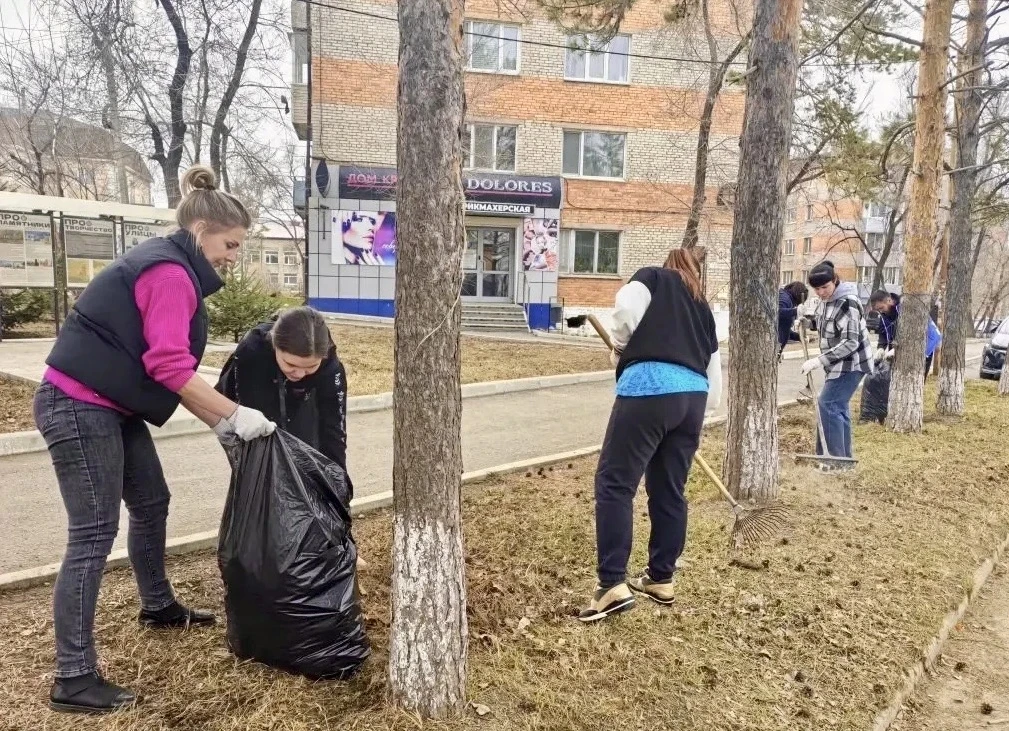 Чистота — дело общее!   🧹Работники культуры провели субботник на территории городского Дома культуры