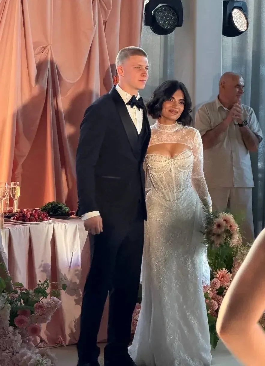 💍💕 Выселковский гандболист краснодарского СКИФа Иван Осадчий женился

Его супругу зовут Ангелина, 