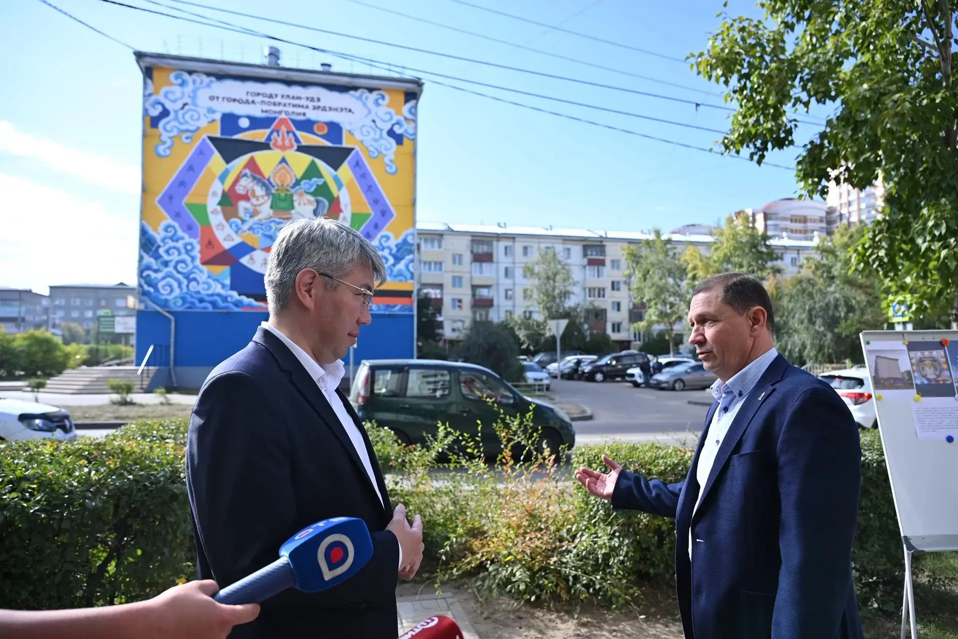 Заехал посмотреть на новый городской арт-объект – мурал на стене жилого дома. Игорь Юрь...