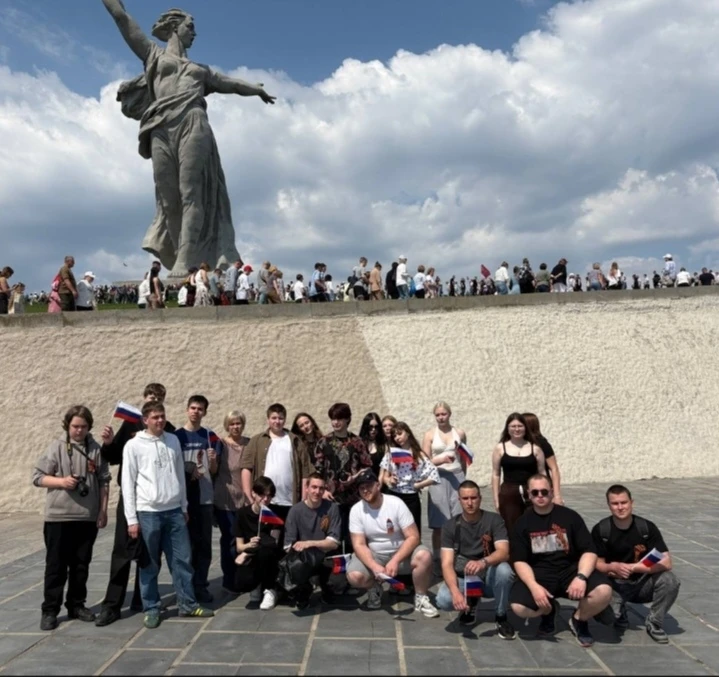 9 мая, в День празднования Великой Победы, студенты групп ВЭВХ252 и ВЭВХ432 с классным руководителем