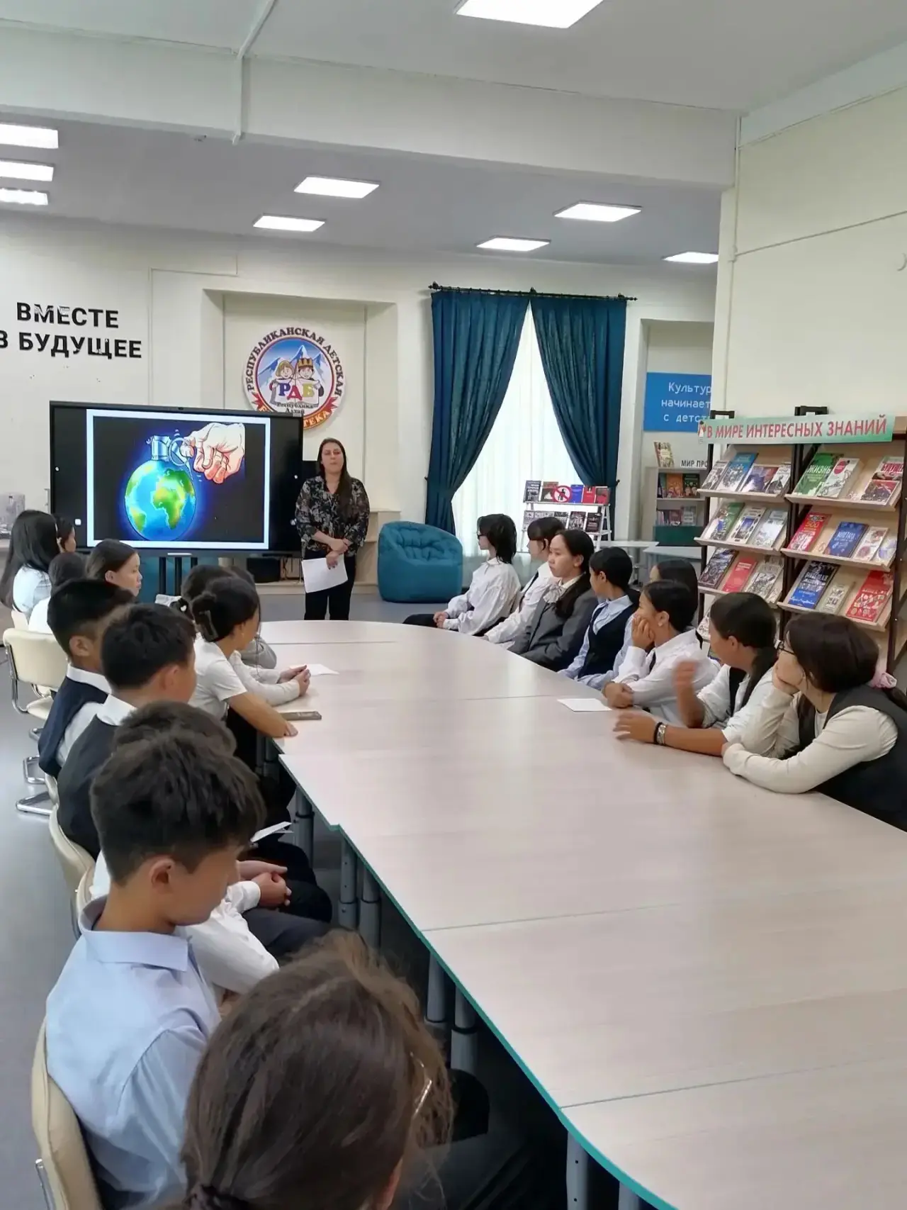 3 сентября гимназисты 8 «А» класса посетили Республиканскую детскую  библиотеку, меропр...