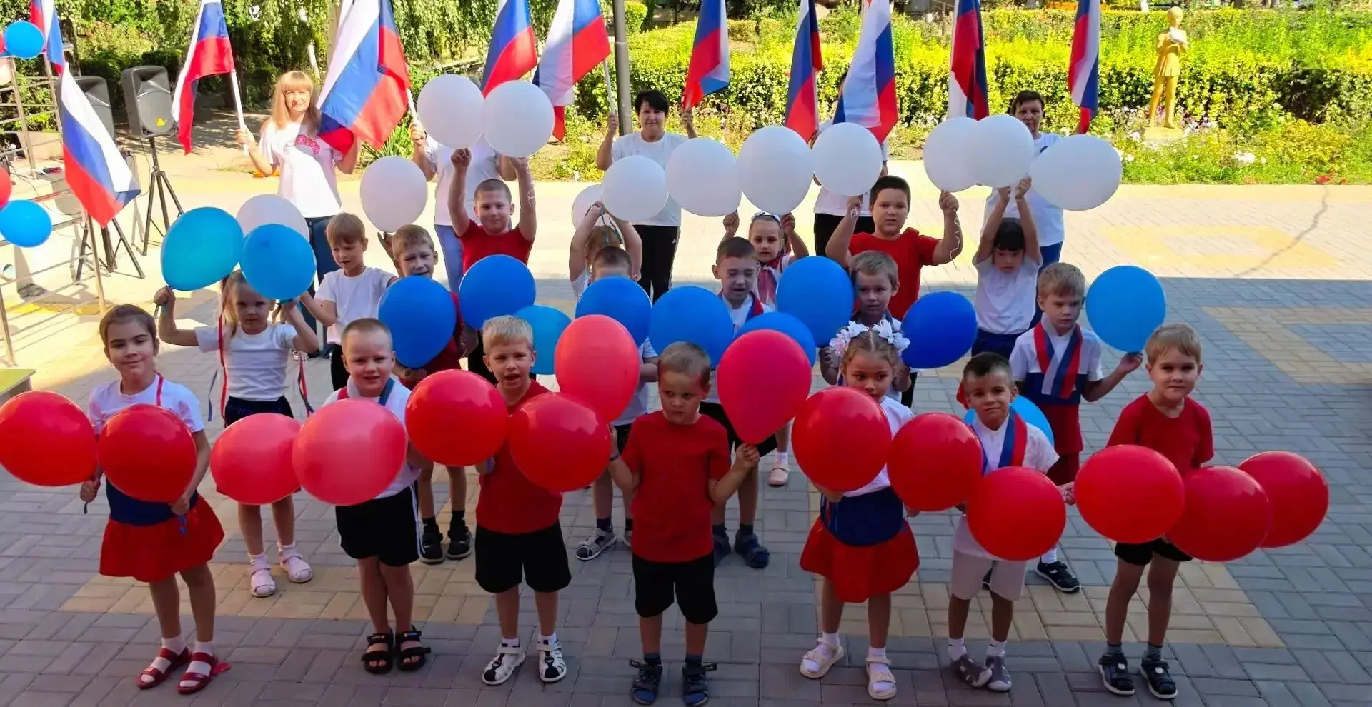 День флага в детском саду № 12: когда патриотизм рождается в сердце с малых лет 🇷🇺