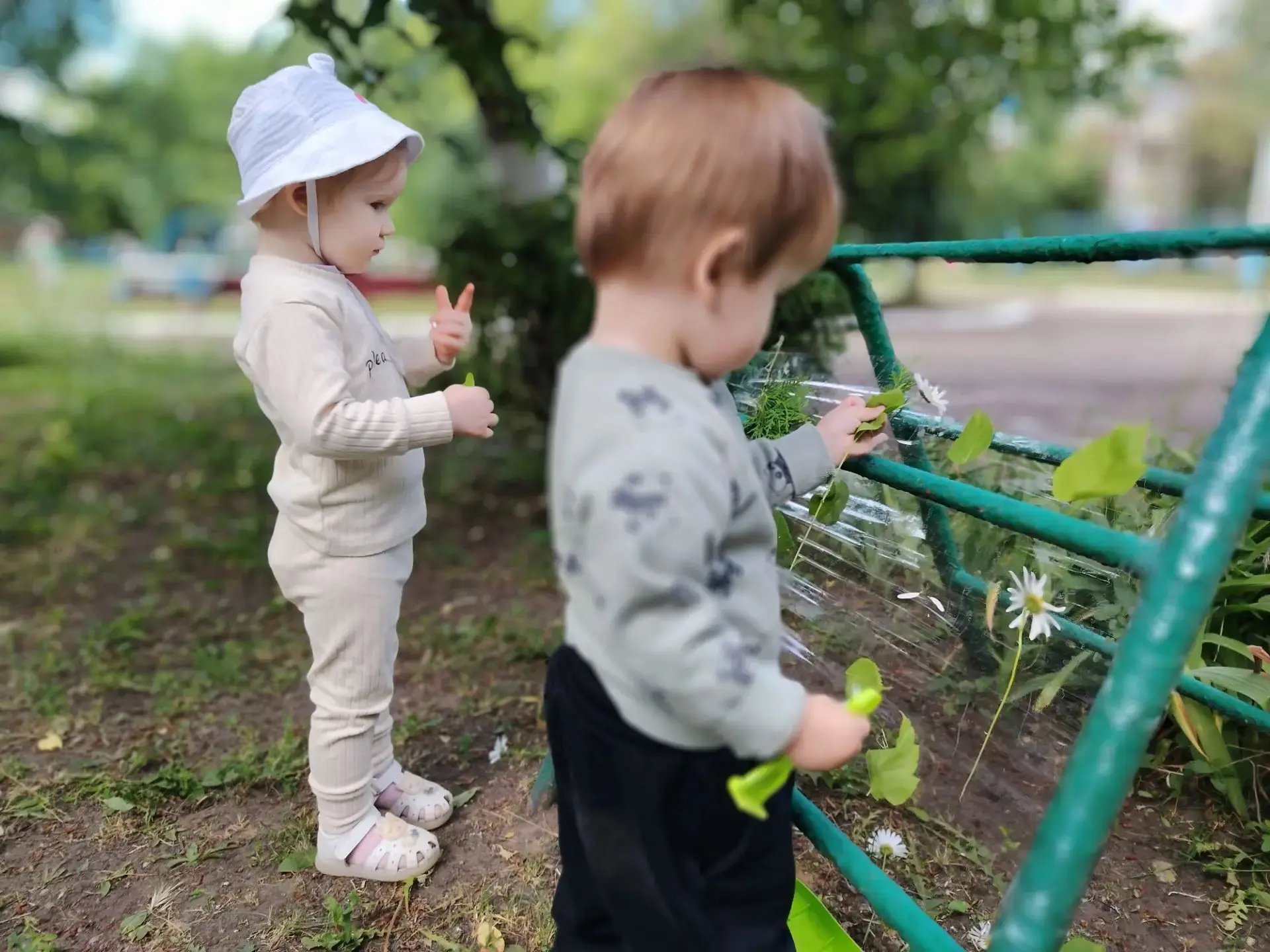 Сегодня дети 1 мл группы "Ландыши" попробовали себя в роли маленьких художников. Дети аккуратно прик