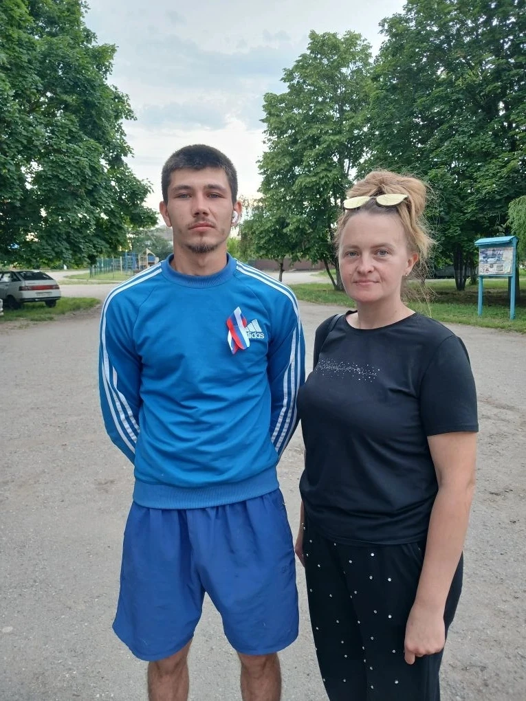 В МАУ "СДК пос. Ахтарского" прошла патриотическая акция "Значок России"по раздаче лент-триколор ко Д